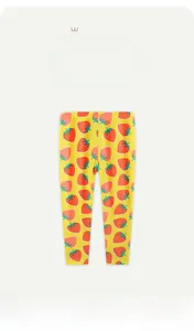 Détail de legging pour fille jaune avec motifs fraises rouges et taille élastique douce