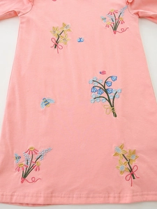 Robe en tricot rose pour fillette avec manches volantées et broderie florale sur le devant