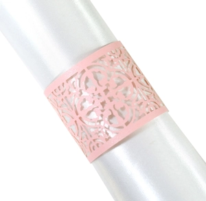 Detail eines rosa lasergeschnittenen Serviettenrings auf weißem Satin für Bankette