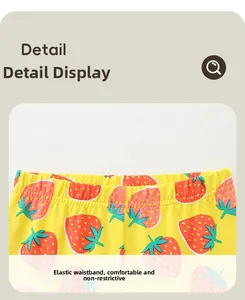 Détail de la taille élastique d'un pantalon jaune pour filles à motif fraises