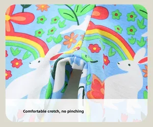 Détail de l'entrejambe confortable sur legging bleu pour bébé avec motifs fleurs et lapins