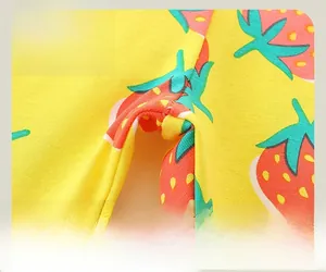 Vue détaillée du legging bébé en coton avec imprimé fraise et couture d'entrejambe douce