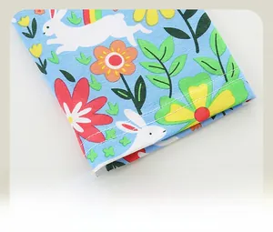 Détail de legging bleu pour bébé fille avec texture coton et jolis motifs de fleurs