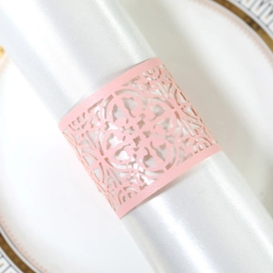Makroaufnahme der lasergeschnittenen rosa Serviettenschnalle mit edlem Blumenmuster