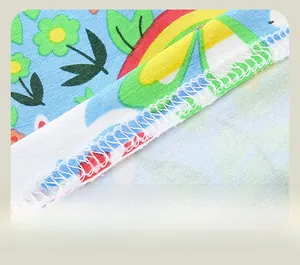Détail des coutures nettes et de l'imprimé floral coloré sur legging en coton enfant