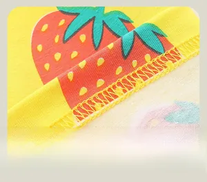 Gros plan du tissu à imprimé fraise montrant des coutures soignées et du coton durable