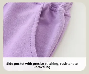 Détail des poches latérales et coutures renforcées sur pantalon coton lilas