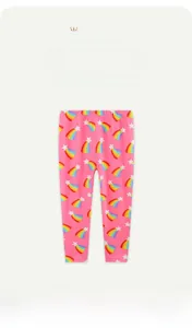 Détail de leggings roses pour filles avec imprimés arc-en-ciel et étoiles blanches douces