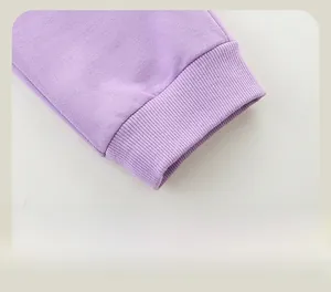 Gros plan sur les poignets élastiques côtelés violet clair d'un pantalon enfant
