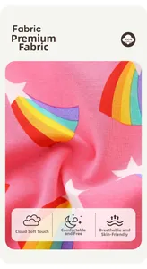 Détail du tissu en coton rose avec imprimé arc-en-ciel et étoiles, texture douce