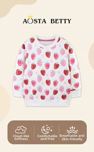 Détail de l'imprimé fraise sur le sweat-shirt crème pour filles avec col et poignets côtelés