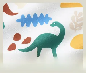 Gros plan sur le tissu en coton doux avec imprimé dinosaure pour sweat pour enfant