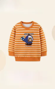 Detail eines Jungen-Streifen-Sweatshirts mit Hubschrauber-Bären-Patch und Bündchen