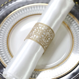 Detailansicht champagner goldener Serviettenring mit aufwendigem Laser-Cut Muster