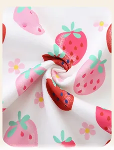 Gros plan sur tissu imprimé fraise rose avec texture mesh respirante pour sweat pour enfants