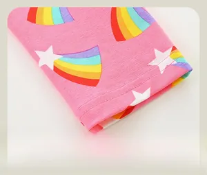 Détail du legging rose pour fille avec imprimé arc-en-ciel coloré et ourlet cousu main