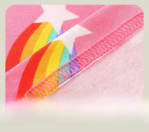 Gros plan détaillé des coutures soignées et imprimé arc-en-ciel sur legging rose fille
