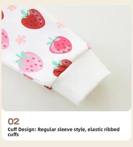 Détail du poignet élastique en maille côtelée sur un sweat blanc à motif fraise pour fille