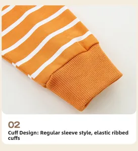 Details elastischer Rippbündchen am orange-weiß gestreiften Jungen-Baumwollpullover