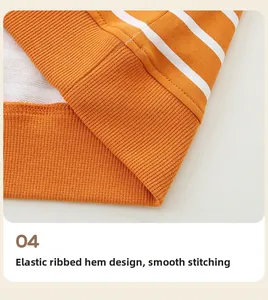 Detailansicht des orangefarbenen Sweatshirts mit Streifen, Rippbündchen und weichem Fleecefutter
