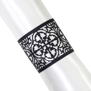 Nahaufnahme des schwarzen lasertalierten Serviettenrings mit barockem Blumenmuster