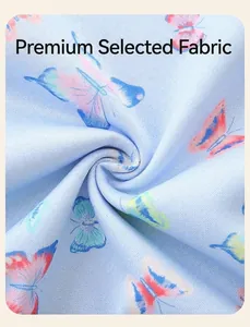 Dettaglio del tessuto azzurro con stampe di farfalle colorate e trama traspirante