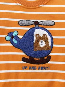 Orange-weiß gestreifter Jungen-Sweatshirt mit 3D-Hubschrauber-Bär-Stickerei im Detail