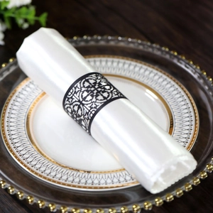 Detail eines lasergeschnittenen schwarzen Serviettenrings mit elegantem Blumenmuster