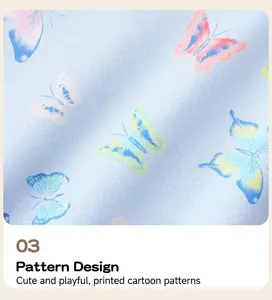 Dettaglio del tessuto azzurro con stampe a farfalla colorate e trama tessile fine
