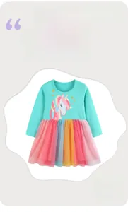 Détail du haut en coton vert menthe avec motif licorne et jupe tutu arc-en-ciel multicouche