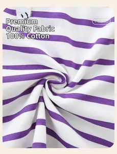 Detailaufnahme aus 100 % Baumwolle in lila-weiß gestreifter Stricktextur
