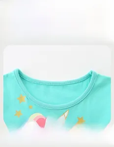 Détail de l'encolure ronde et de l'imprimé licorne sur cette robe vert menthe