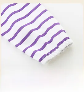 Detail der elastischen Manschetten am lila-weiß gestreiften Mädchen-Langarmkleid