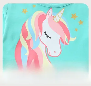 Détail de robe fille vert menthe avec motif licorne et étoiles dorées scintillantes