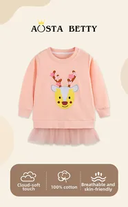 Détail de la robe sweat en coton rose pour fille avec broderie renne et ourlet en tulle