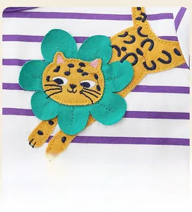 Detailansicht der Leoparden-Stickerei auf lilafarbenem gestreiftem Kleinkindkleid