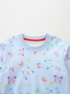 Felpa azzurra da bambina con stampa di farfalle colorate e scollo rotondo a coste