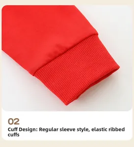 Gros plan des poignets élastiques côtelés sur un sweat-shirt rouge vif pour fille en maille