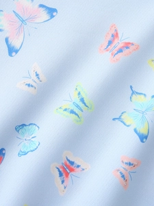 Felpa azzurra da bambina con stampe di farfalle colorate e morbida trama in maglia