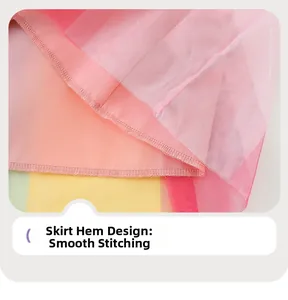 Vue détaillée de l'ourlet en tulle arc-en-ciel avec coutures nettes sur robe de fille