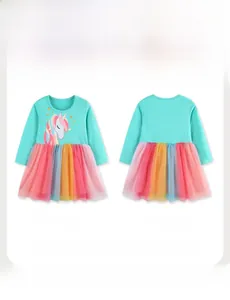 Vues détaillée avant et arrière de la robe licorne en tulle arc-en-ciel pour filles