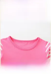 Dettaglio di un abito in maglia rosa con scollo rotondo a costine e maniche a righe