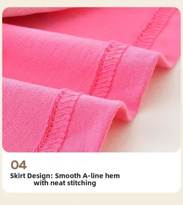 Dettaglio dell'orlo dell'abito in maglia rosa con doppie cuciture di precisione