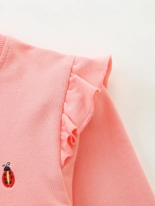 Rosa Kinder-Sweatshirt aus Baumwolle mit Rüschenschultern und Marienkäfer-Stickerei