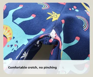 Détail de l'entrejambe confortable sur legging bleu marine avec motif licorne