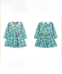Robe fleurie bleue pour filles vue de face et de dos avec col Claudine et motifs cœurs