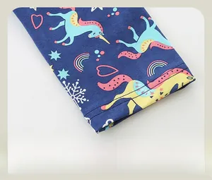 Détail de legging bleu foncé pour enfant avec imprimés licorne et arc-en-ciel