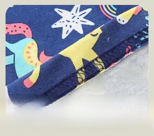 Détail macro des coutures de qualité et motifs licorne sur leggings bleu marine enfant