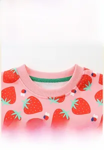 Dettaglio del girocollo rosa a coste sulla felpa da bambina con stampa di fragole