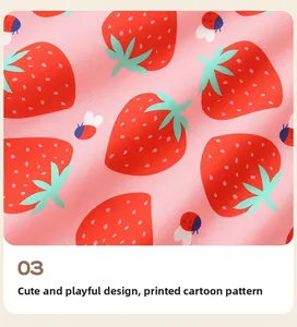 Dettaglio della felpa in cotone rosa con stampe di fragole e coccinelle